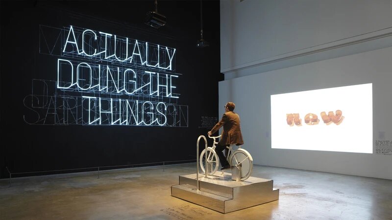 mejor-diseno-grafico-2020-stefan-sagmeister-happy-show-1