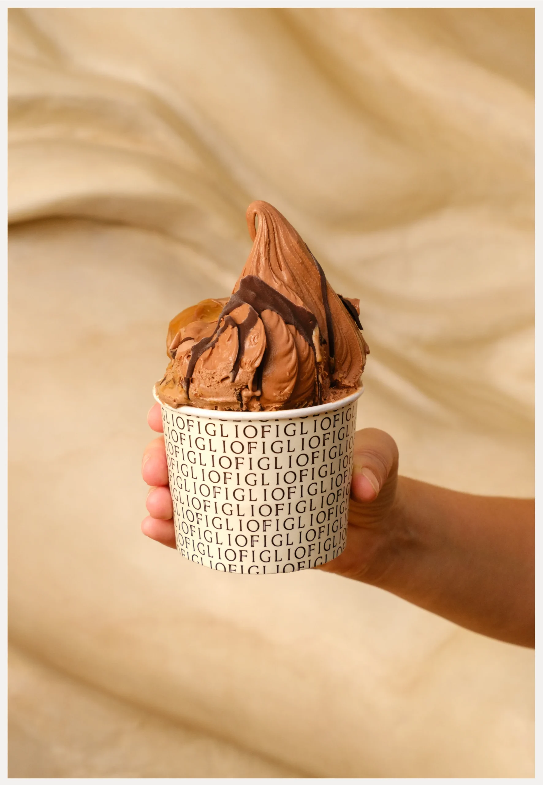 Vaso de helado Figlio con el nombre repetido sobre su superficie