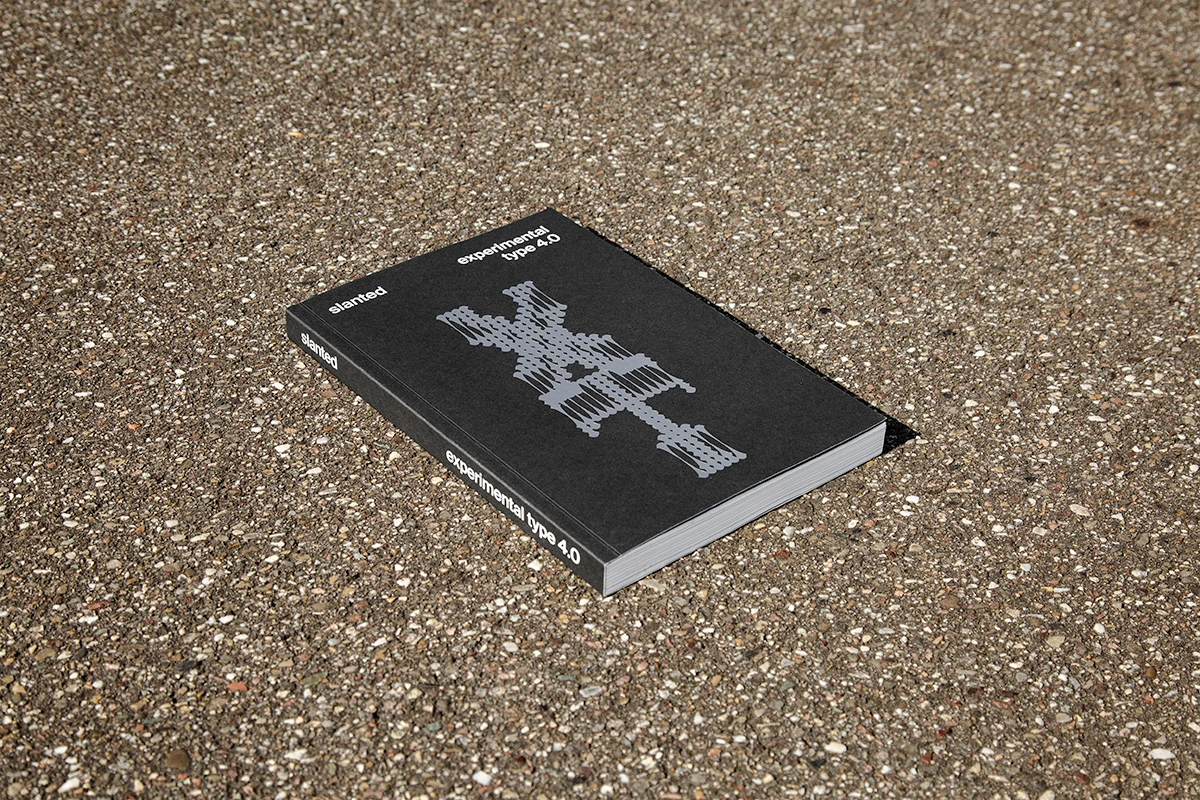 Libro Experimental Type 4.0 de Slanted con portada negra y figura tipográfica