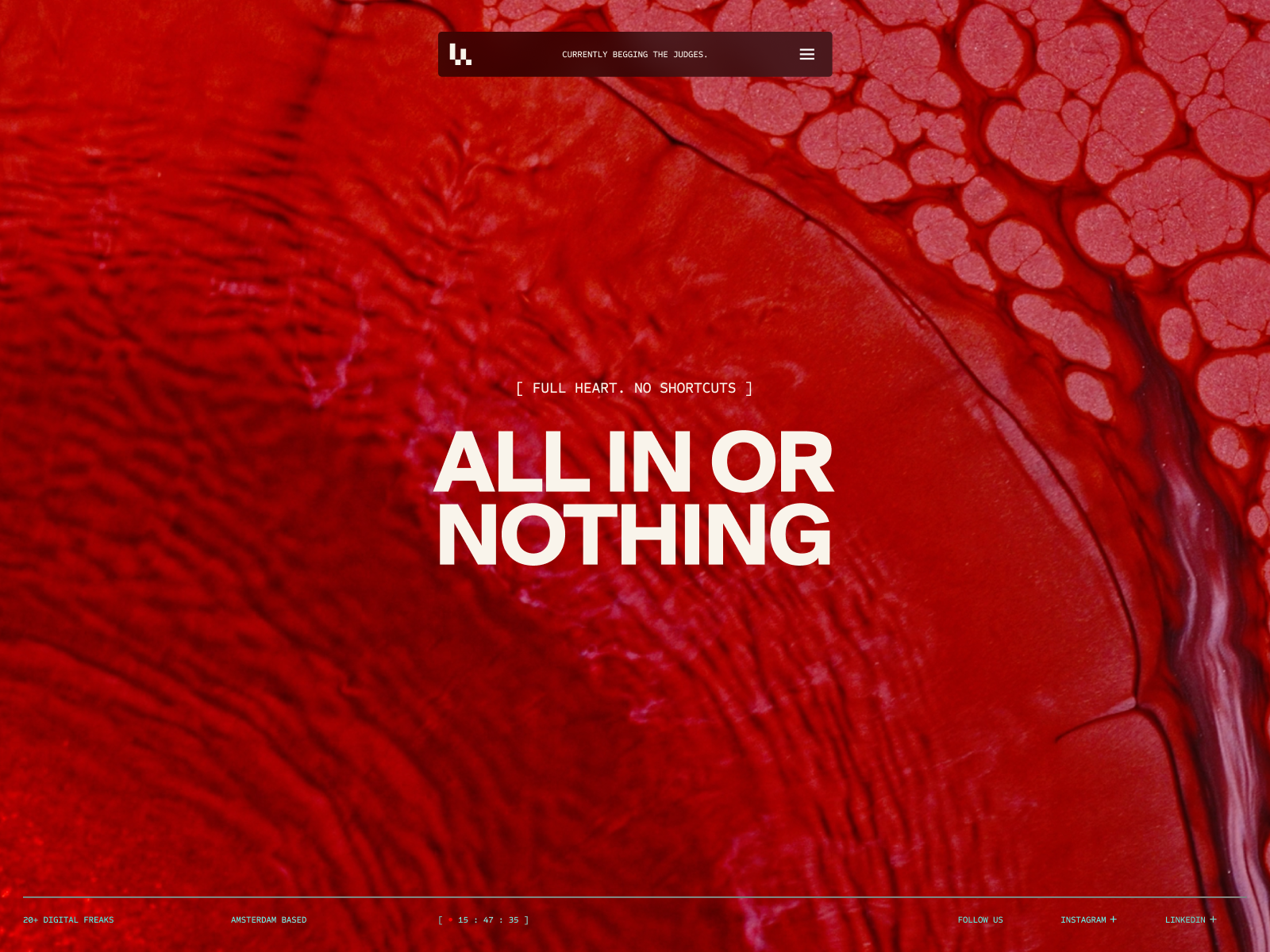 Portada de Lama Lama con fondo rojo texturado y tipografía blanca de gran tamaño