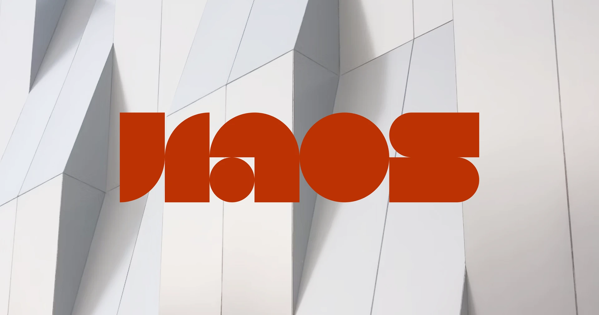 Logotipo geométrico HAOS en rojo anaranjado sobre una composición arquitectónica blanca