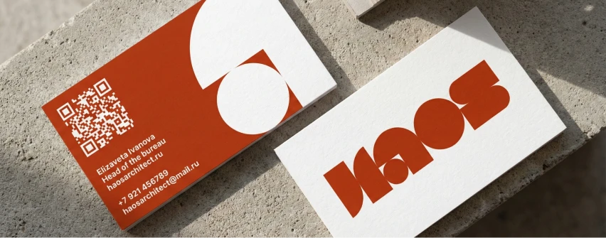 Tarjetas HAOS blancas y rojas con firma y geometría