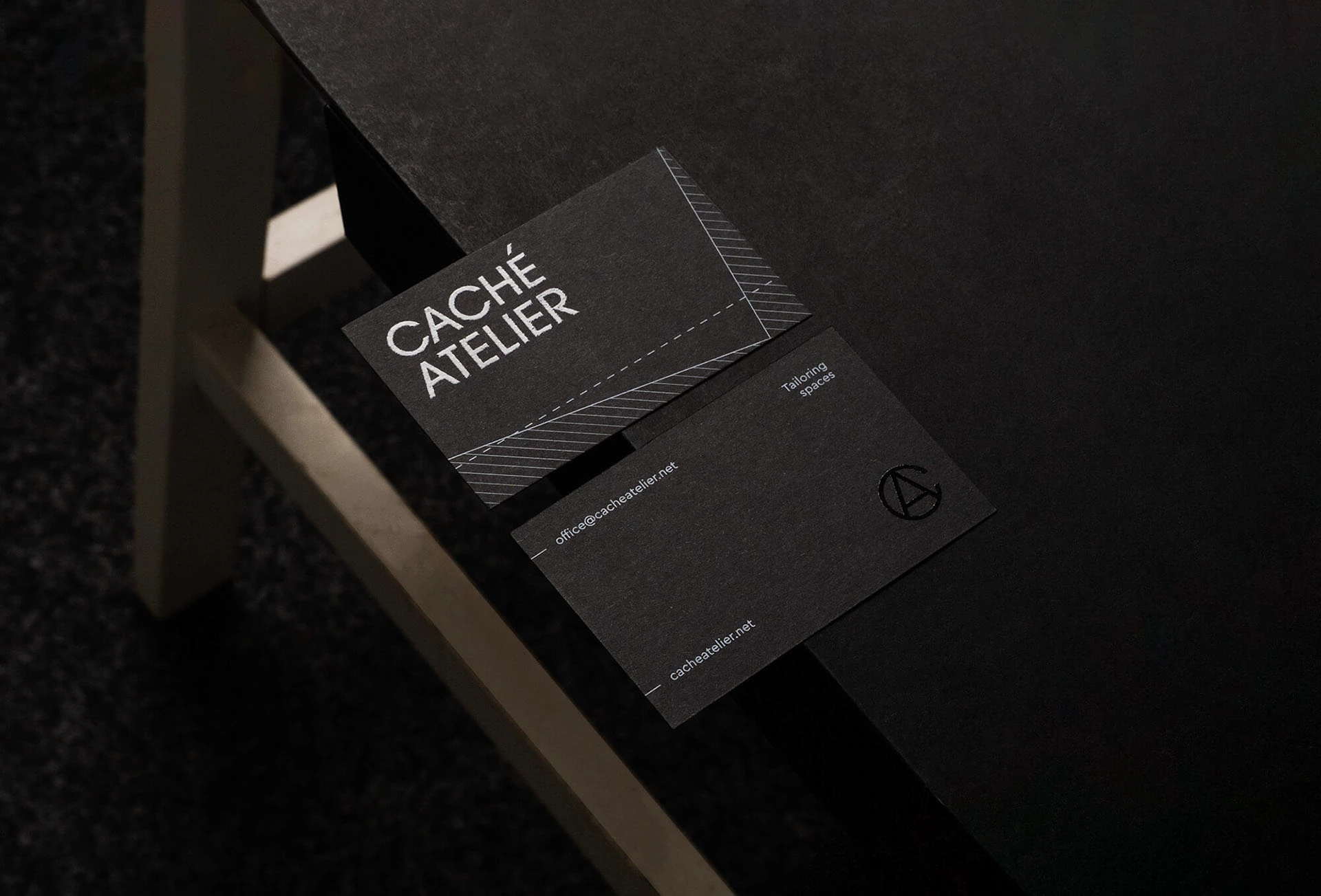 Papelería Caché Atelier con monograma líneas y logotipo