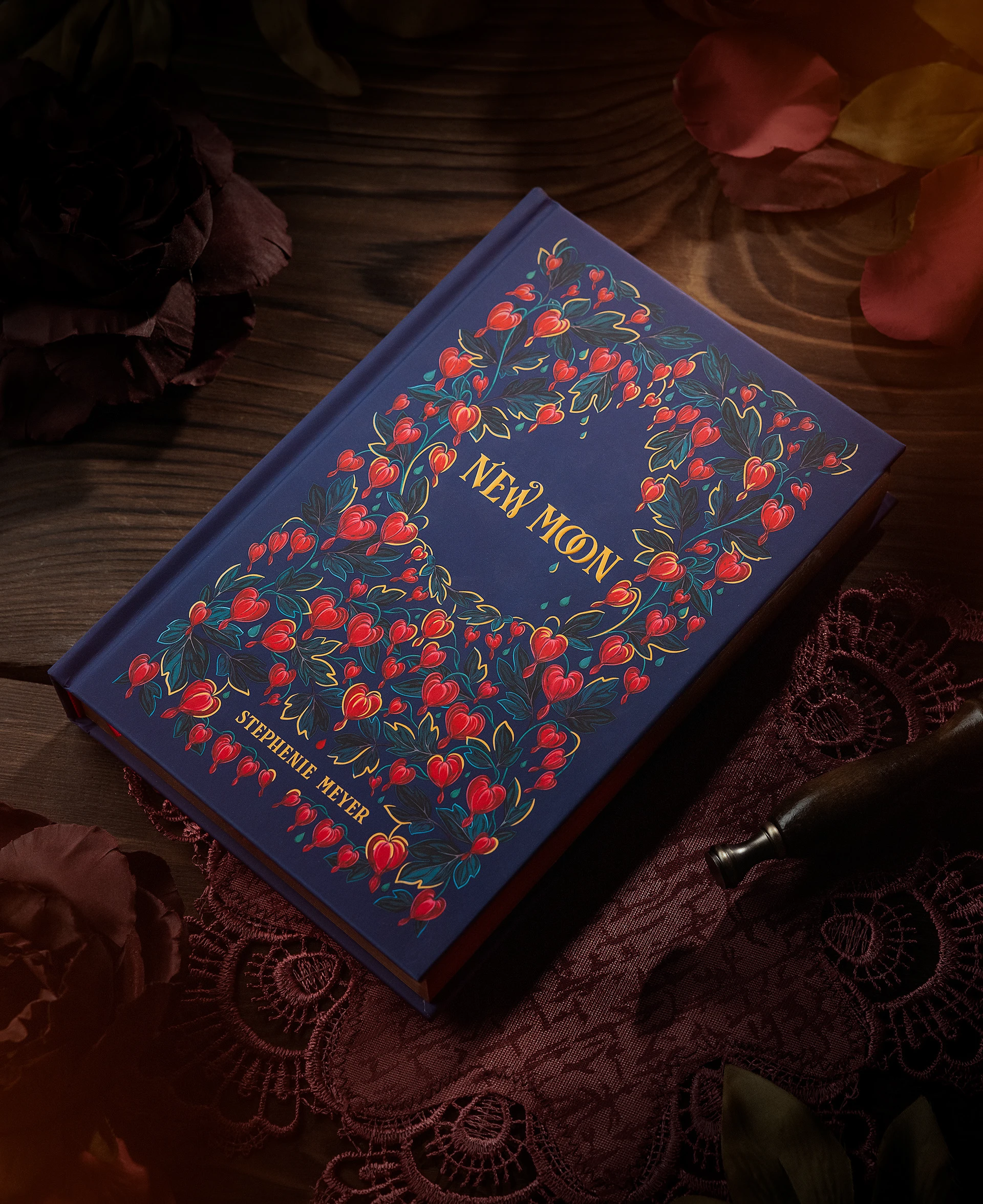 Cubierta azul de New Moon con ilustración botánica de Maggie Enterrios y lettering de Widakk