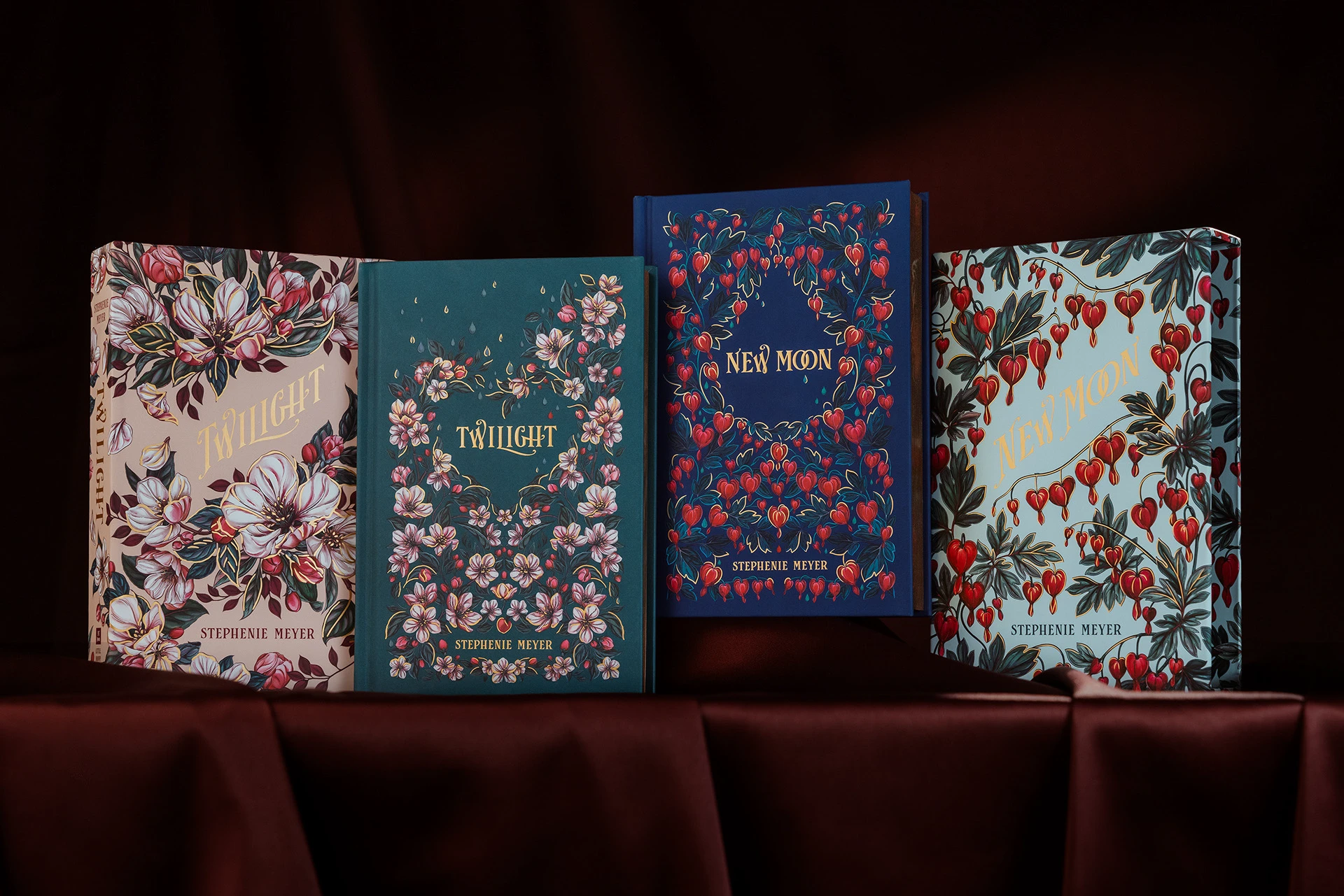 Ediciones ilustradas Twilight y New Moon con estuches cubiertas botánicas y lettering