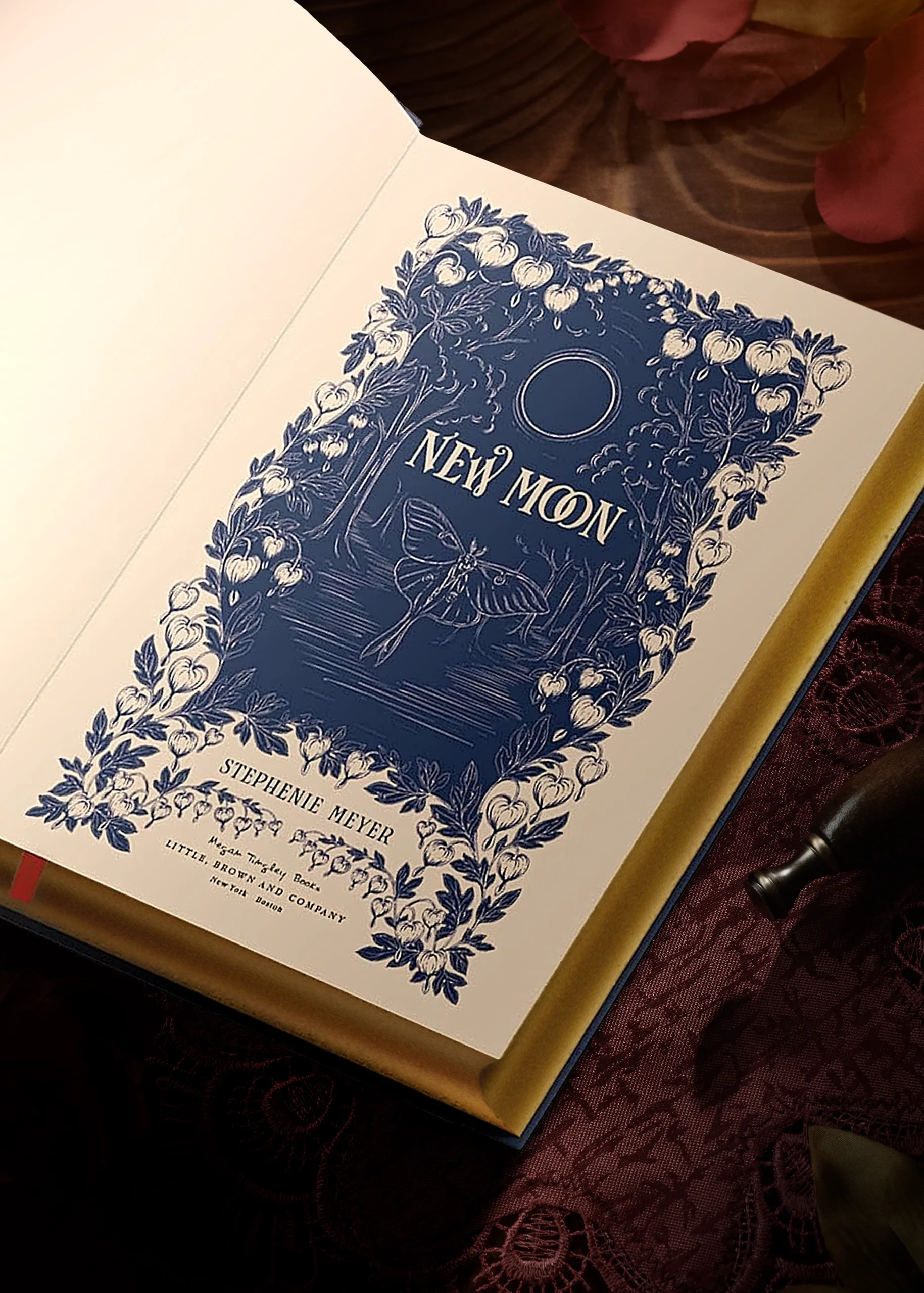 Página interior ilustrada de New Moon con letras y motivos botánicos