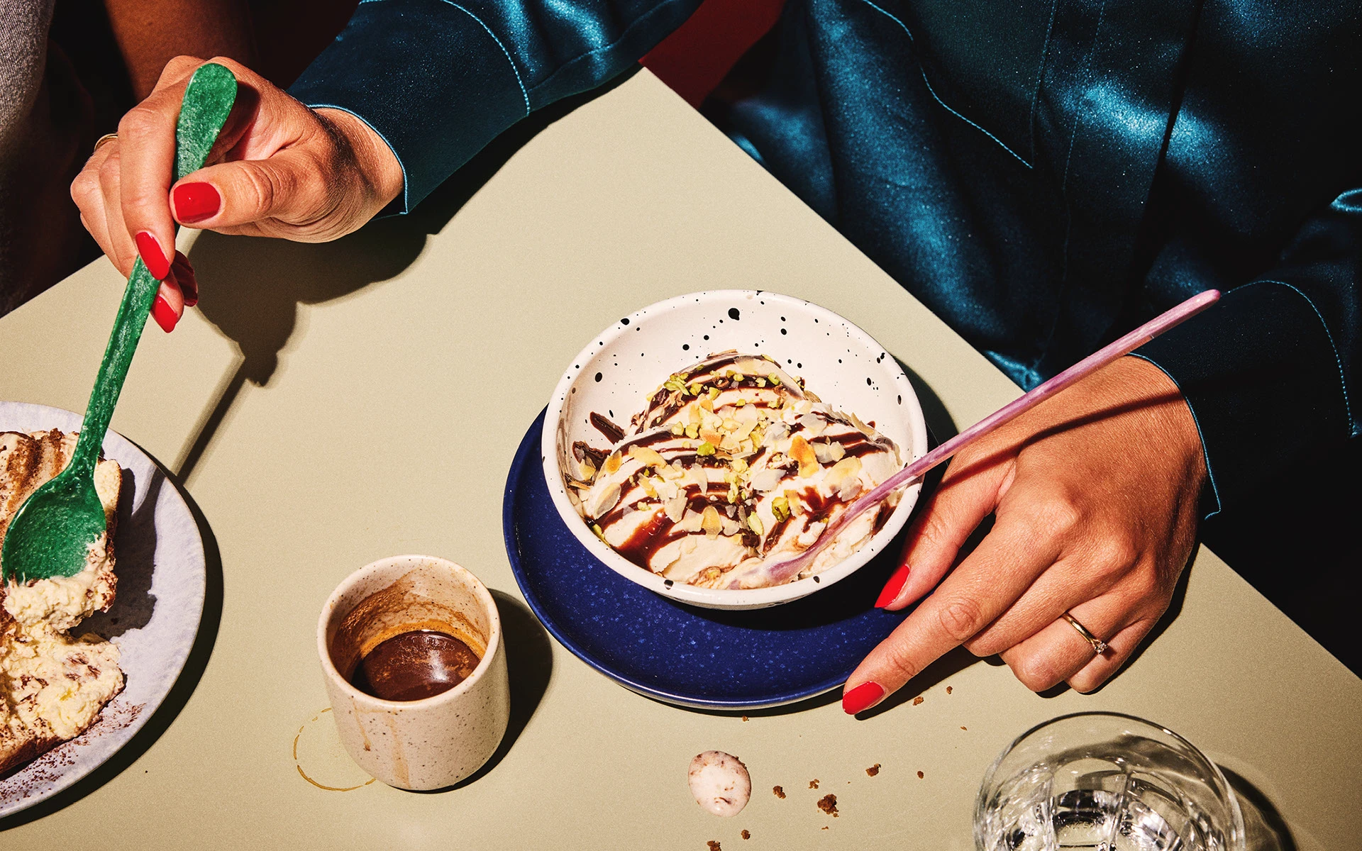 Fotografía de comida para The Social Hub con manos objetos y colores dirigidos